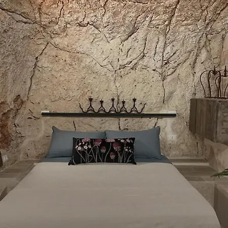 Cave Luxury Suite